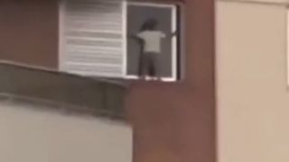 Abia a apucat sa fotografieze asta, apoi i-a stat inima in loc! Bietul baietel, se afla pe balconul de la etajul 9