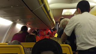 Panica totala intr-un avion care a decolat de la Londra cu destinatia Bucuresti! A aterizat de urgenta la Praga &ndash; Ce s-a intamplat cu o femeie VIDEO EXCLUSIV