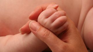 Bebelusul Paulei a primit nota 9 la nastere, dar asistenta i l-a luat si i-a spus ca e mort! Femeia nu l-a mai vazut de atunci, iar la morga nu a fost inregistrat. O romanca incearca cu disperare sa afle ce au facut cadrele medicale din Arges cu nou-nascu