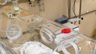 O mama din Botosani a folosit "batista bebelusului", iar acum copilul ei e in stare grava. "E la Terapie Intensiva. Prognosticul e rezervat!"