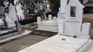 Slujba de pomenire a Madalinei Manole, de Dragobete! Cantareata este comemorata de fostii colegi de scena