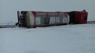 O cisterna incarcata cu substante periculoase s-a rasturnat in Neamt! Pompierii au intervenit de urgenta!