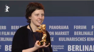 Inca un roman care ne aduce cinste! Regizorul Adina Pintilie a castigat Ursul de Aur pentru filmul "Nu ma atinge"!