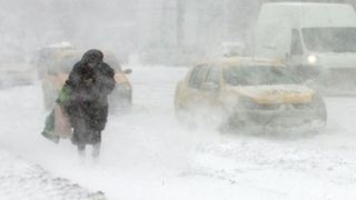 Capitala si 12 judete din sudul si estul tarii se afla sub atentionare cod portocaliu de ninsori abundente si viscol. Scolile din bucuresti si din alte patru judete sunt inchise. Va fi ger pana joi