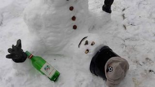 Numai in Vaslui poti sa vezi asa ceva! A nins, iar moldovenii au facut omul asta de zapada