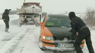 Gerul si viscolul au facut prapad in tara! Sirenele ambulantelor au sunat non-stop!