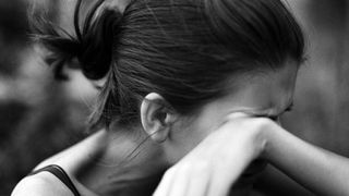 O femeie din Valcea si-a torturat, timp de doi ani, fiica. A atacat-o cu cutitul si i-a infipt o andrea in picior