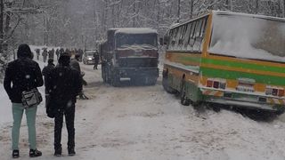 Un autocar cu 40 de copii s-a rasturnat, in Gorj. Nicio persoana nu a fost ranita