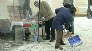 Gerul cumplit le pune bete in roate vanzatorilor de martisoare! Multi se gandesc sa stranga taraba!