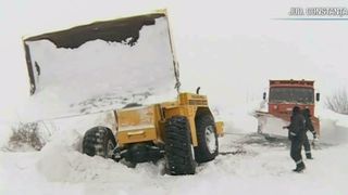 Situatia drumurilor e critica! In unele zone troienele au ajuns si la 3 metri!