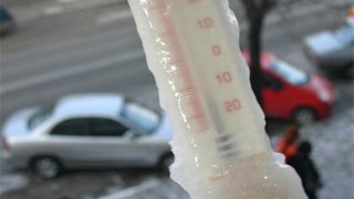 La ce temperaturi se intrerupe lucrul in caz de ger naprasnic. Ce spune legea! Aceste masuri trebuie respectate de angajatori!