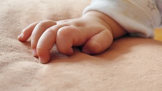 Investigatie la un spital din Botosani dupa ce un bebelus de cinci luni a murit! Mama sustine ca s-ar fi inecat cu lapte, insa medicii au descoperit altceva!