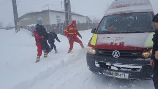 Interventie dificila pentru medicii SMURD in Ialomita! Salvatorii au trebuit sa o ia pe jos, prin nameti, pentru a ajuta un copil bolnav!