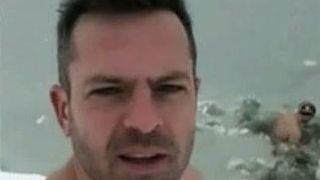 Doi tineri au sfidat frigul si au facut baie in lacul Morii din Bucuresti! Trecatorii si-au facut cruce cand i-au vazut!