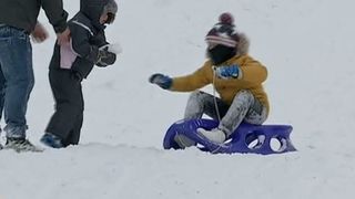 Decizia Primariei a pus in dificultate unii parinti care nu au avut cu cine sa-si lase copiii. Municipalitatea a venit cu o solutie, insa putini au apelat la ea!