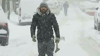 Job-ul momentului: "lopatar"! Zilierii care ii ajuta pe soferi la deszapezit pot castiga mii de lei pe zi!