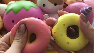 Uitati de kendame si fidget spinnere! Noua moda in materie de jucarii este squishy! Atentie, insa! Specialistii sustin ca poate fi periculoasa!