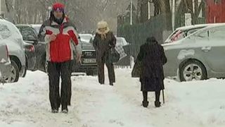 Autoritatile din Capitala au fost luate din nou prin surprindere de zapada. Strazile laturalnice si trotuarele au fost ignorate complet!