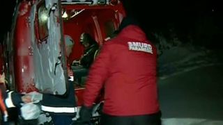 Salvatorii muncesc non-stop de cand zapada a pus stapanire! Sirenele ambulantelor suna fara intrerupere!