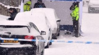 Trupul unei femei a fost gasit, ascuns in nameti, sub o masina. Politistii au deschis o ancheta in acest caz