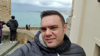 Un politist si-a impuscat fara mila sotia si cele doua fetite, apoi s-a sinucis!