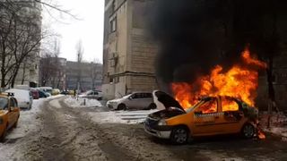 Incident grav in Capitala! Un taxi  luat foc de la instalatia de gaz a masinii