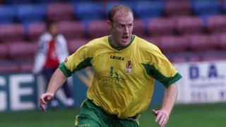 Un fotbalist celebru a fost gasit decedat in propria masina