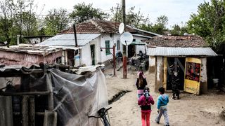 Cade casa pe el, dar are plasma! Un vasluian ingenios si-a facut singur televizor cu ecran "plat"!