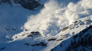 Patru turisti si-au pierdut viata in Alpii francezi dupa ce au fost surprinsi de o avalansa!