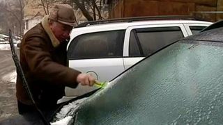 Ploaia inghetata le-a dat batai de cap atat pietonilor cat si soferilor din Romania!