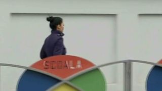 Zeci de parinti se bat pentru ca odraslele lor sa intre la o scoala mai buna. De cele mai multe ori aceste locuri sunt platite cu bani grei! Urmariti un material filmat cu camera ascunsa!