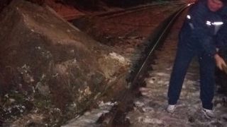 Circulatia feroviara a fost oprita pe o ruta din Banat, dupa ce mai multe stanci au cazut pe calea ferata