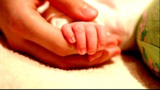 O tanara, in varsta de 21 de ani, a nascut in scara unui bloc din Petrila