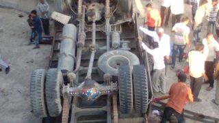 Accident rutier grav cu cel putin 25 de victime, in India. Un camion care transporta zeci de persoane s-a rasturnat intr-un canal de scurgere