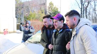 Un fotbalist din Craiova a jefuit o casa de pariuri cu un pistol de jucarie! Madalin a fugit cu 7000 de lei