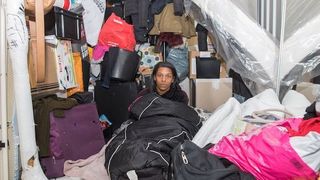 Drama incredibila a unei femei! Baiatul ei e fotbalist si castiga 2 milioane de euro pe sezon, iar ea traieste intr-un container de metal!