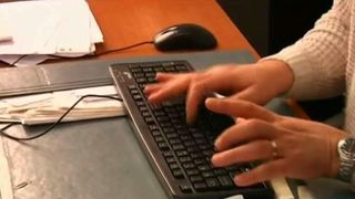 Romanii muncesc ca sclavii! O statistica ingrijoratoare arata ca salariatii din Romania muncesc pana la epuizare si sunt tinuti peste program!