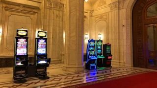 Mai multe "pacanele" au aparut pe holurile Parlamentului Romaniei - Explicatia din spatele fotografiilor