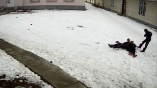 Mama a doi copii din Bacau, ucisa in bataie de un adolescent drogat! Scenele infioratoare au fost surprinse de camerele de supraveghere