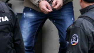 Un barbat condamnat pentru viol si eliberat in baza recursului compensatoriu a agresat o fetita de 13 ani in scara unui bloc din Bucuresti