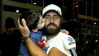 Andrei Stoica, asteptat ca un erou de catre familie si prieteni pe aeroport!