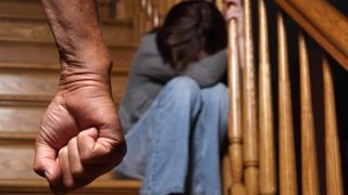 Un barbat din Valcea si-ar fi abuzat fiica vitrega timp de patru ani si a amenintat-o sa nu spuna nimic! Fetita are acum 14 ani!