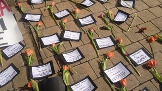 Cele mai triste imagini de 8 Martie - S-au depus flori pentru ELE, dar din pacate nu le vor primi niciodata - Protest cu flori in fata Ministerului Justitiei din Bucuresti