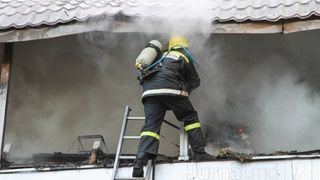 O fetita de 3 anisori a murit arsa de vie intr-o casa cuprinsa de flacari. Fetita era in grija unor rude cand s-a petrecut tragedia