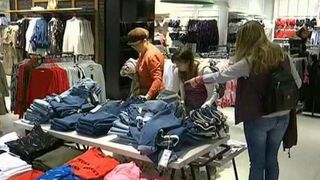 Suntem cei mai saraci din Europa, insa vanzarile de haine de firma au explodat in tara! Chiar daca se plang de bani, romanii sunt printre cei mai puternici cumparatori!
