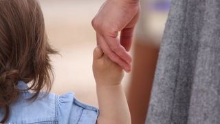 Socant! O mama din Valcea si-a pus fiica spre adoptie pe un site de anunturi