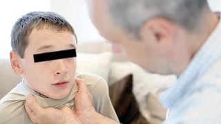 Un baietel, in varsta de opt ani, a fost batut cu parul de invatatorul sau, in timpul repetitiilor pentru serbare