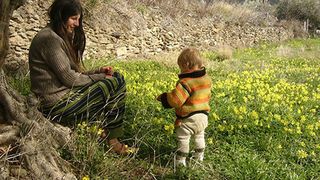 Povestea lui Alice, romanca de 27 de ani care a renuntat la civilizatie si isi creste cei doi copii in natura. "Am ales sa vad cerul si stelele in locul mall-urilor"
