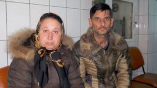 "O tortureaza in cotetul porcilor, o flamanzeste si credem ca vrea sa o omoare!" Doi parinti din Cluj incearca cu disperare sa salveze viata fiicelor lor de 20 de ani