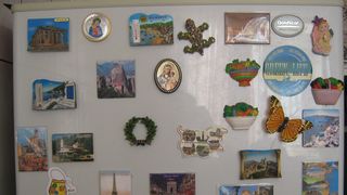 Obisnuiesti sa tii magneti pe frigider? Arunca-i imediat pentru ca iti pun sanatatea in pericol! Specialistii trag un puternic semnal de alarma